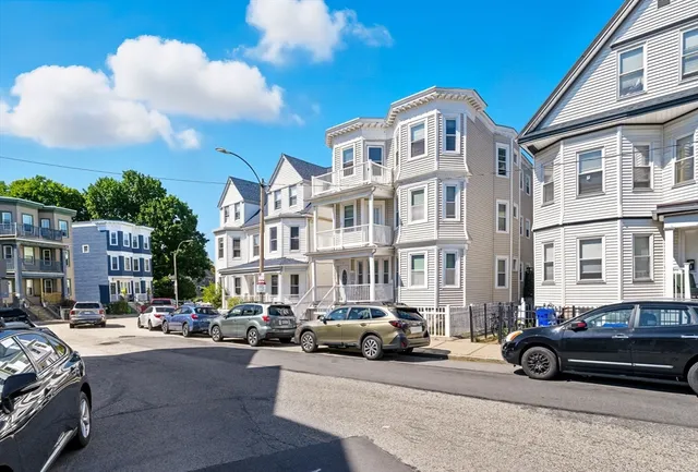 $3,000 | 39 Edison Green, Unit 3, Boston, MA 02125