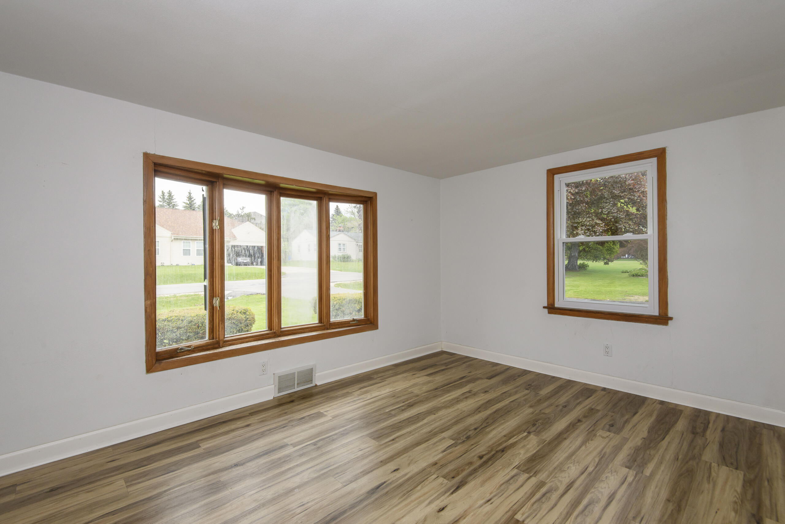 W271N2563 Pear Tree Lane Pewaukee, WI 53072 - Photo 3 of 47 Living room