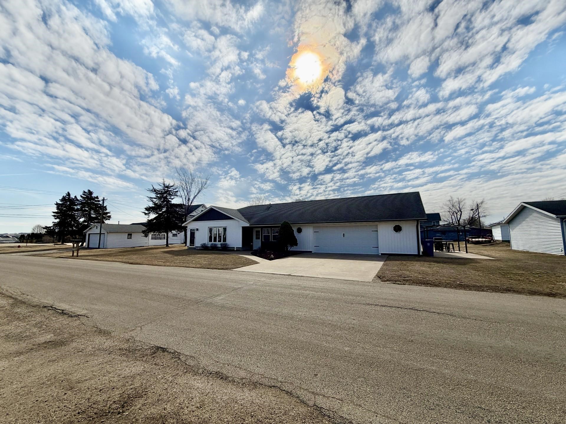 803 North Street Thomson, IL 61285 - Photo 24 of 26 a big room with natural light