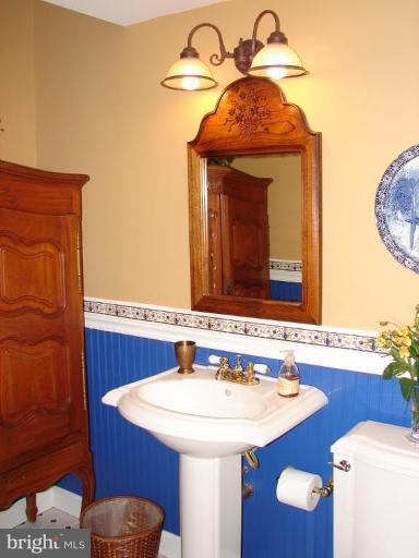 11605 Vantage Hill Road, Unit 21C Reston, VA 20190 - Photo 3 of 26 Bath #2