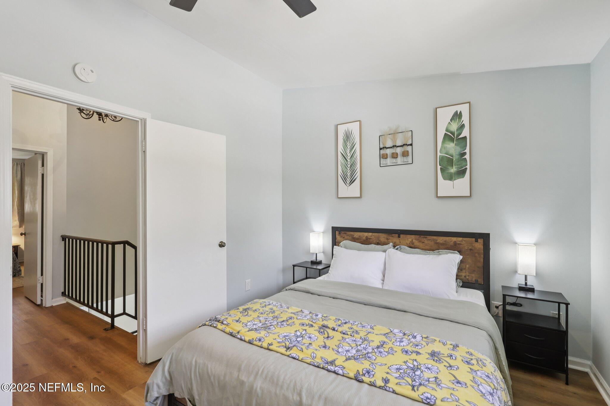 3801 Crown Point Road, Unit 1263 Jacksonville, FL 32257 - Photo 20 of 33 a bedroom with a bed and a lamp