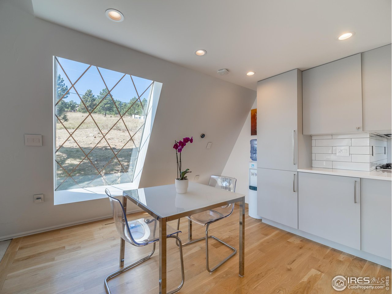 8423 Middle Fork Road Boulder, CO 80302 - Photo 17 of 40 a workspace with furniture and window