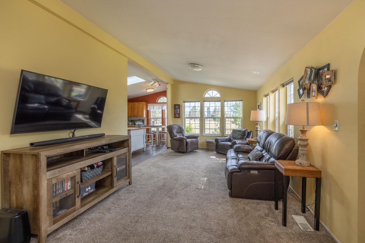 19085 Dayton Road Bend, OR 97703 - Photo 7 of 30 5H2A1910-HDR