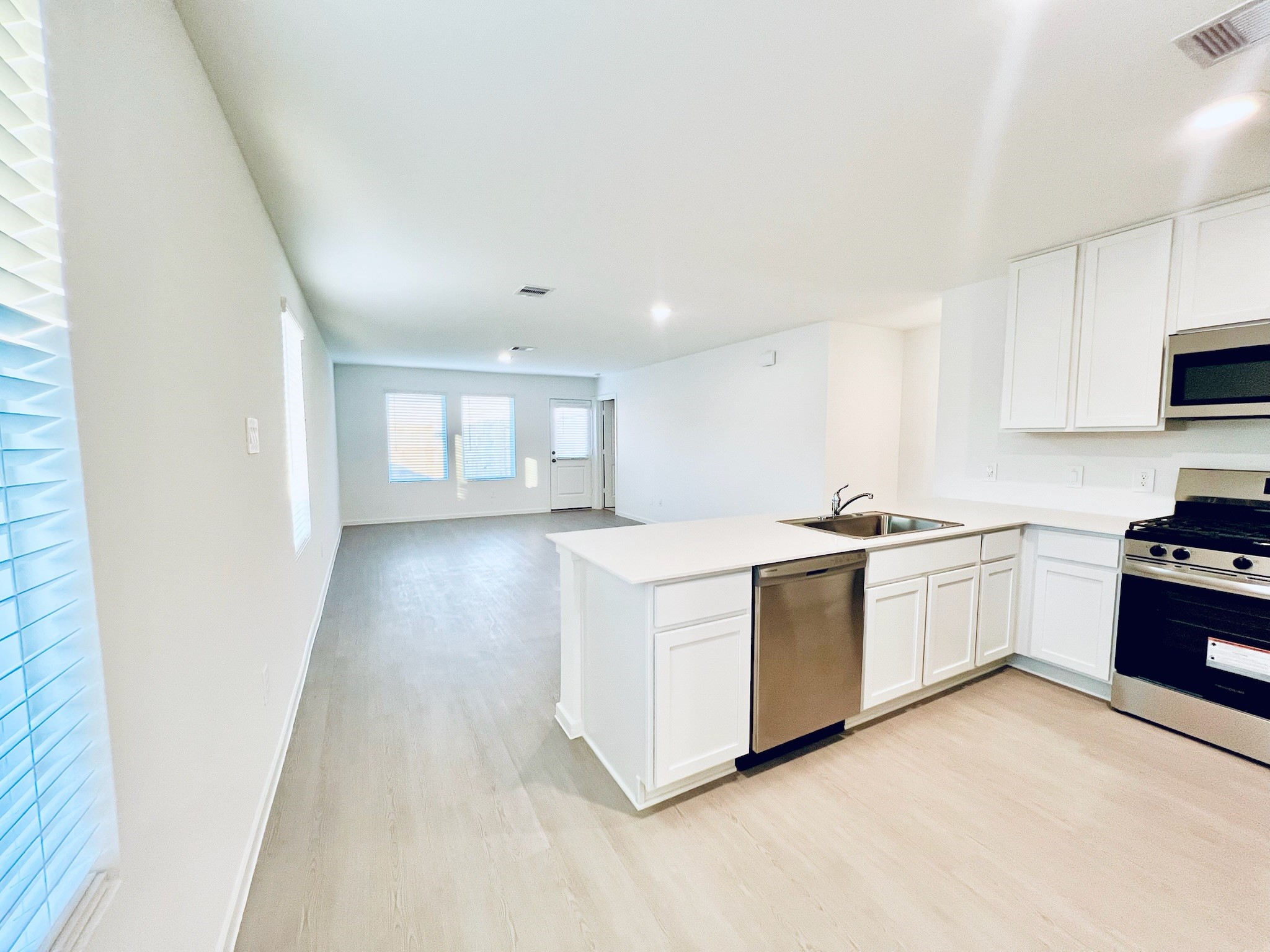 1359 Diamond Carnation Drive Conroe, TX 77301 - Photo 4 of 14 Kitchen