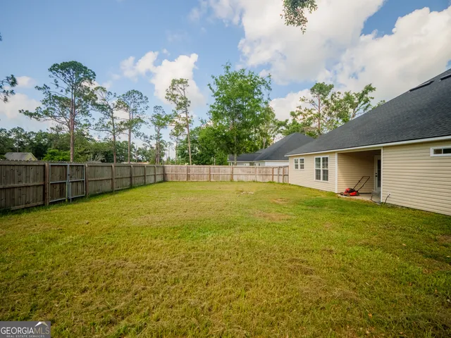 a view of a backyard