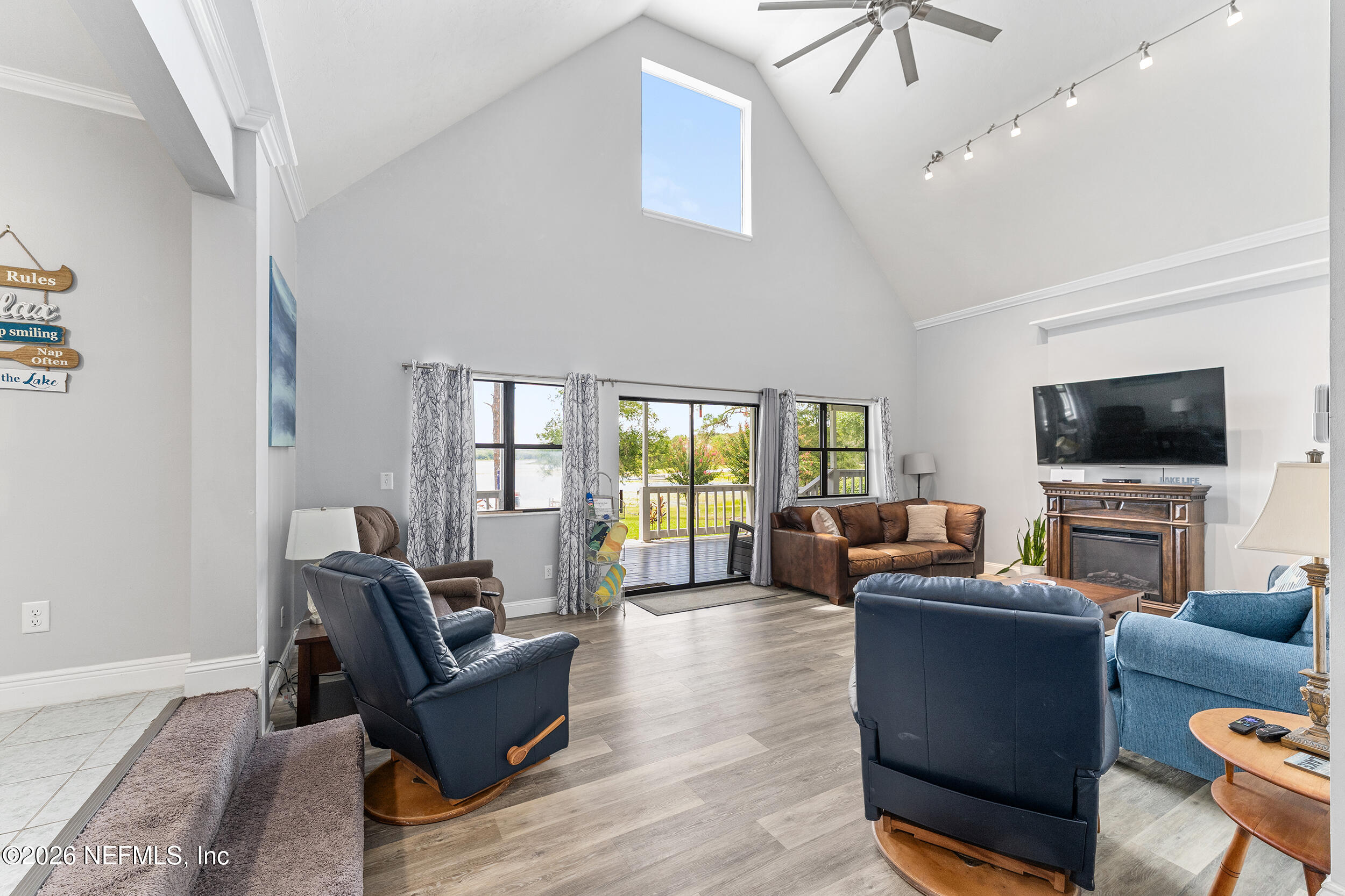 198 Lake Ray Road Hawthorne, FL 32640 - Photo 17 of 78 a living room with furniture and a flat screen tv