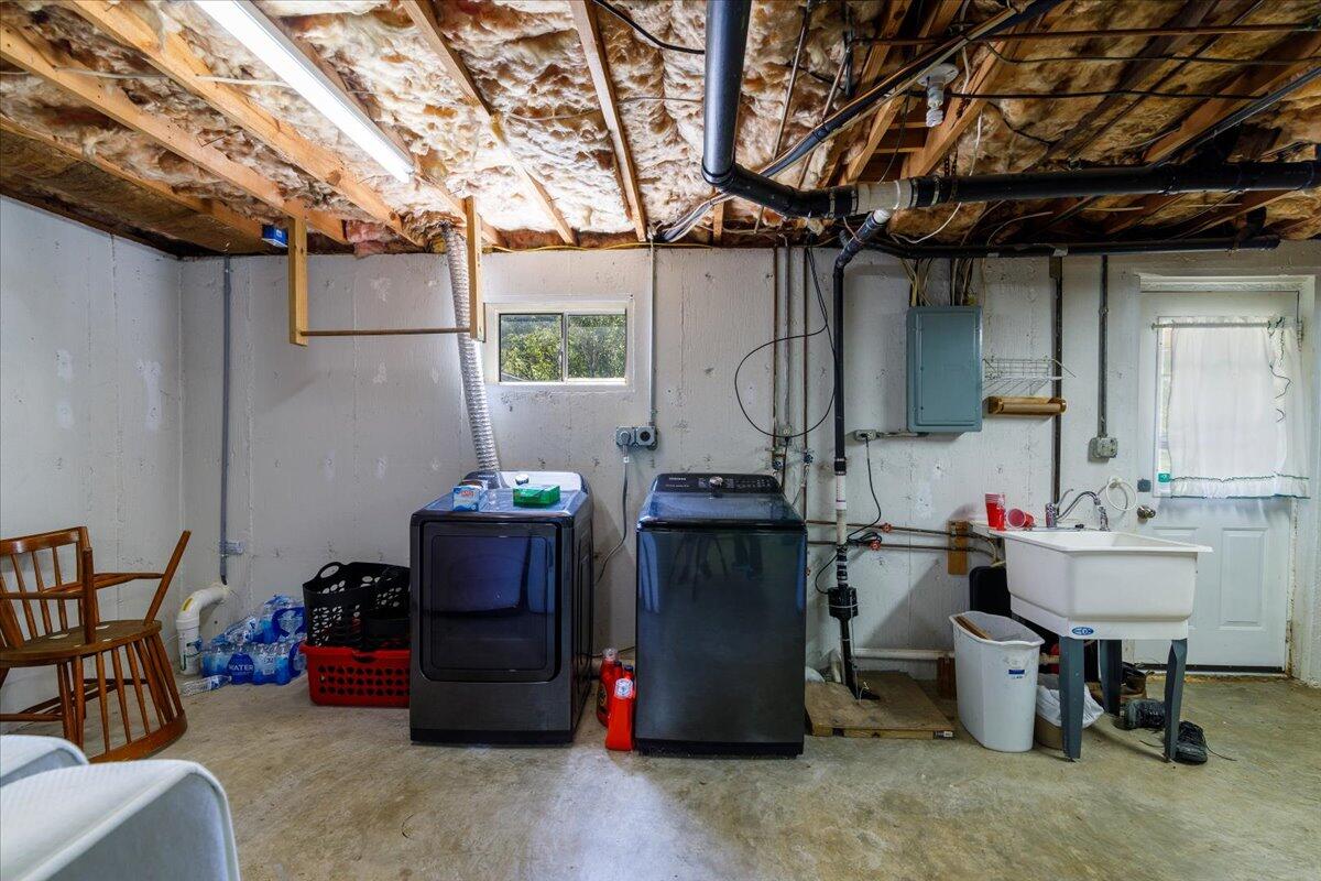 8358 Robin Lynn Road Roanoke, VA 24019 - Photo 17 of 21 25-25-8358 Robyn Lynn Rd.-9665-HDR-Edit