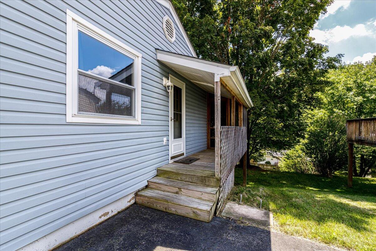 8358 Robin Lynn Road Roanoke, VA 24019 - Photo 2 of 21 03-03-8358 Robyn Lynn Rd.-9677-Edit