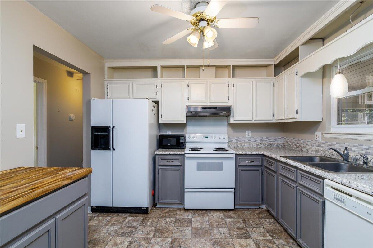 8358 Robin Lynn Road Roanoke, VA 24019 - Photo 7 of 21 09-09-8358 Robyn Lynn Rd.-9587-Edit