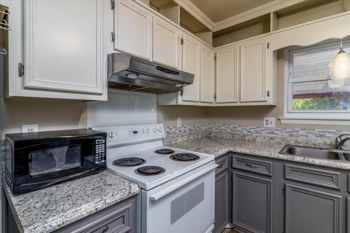 8358 Robin Lynn Road Roanoke, VA 24019 - Photo 8 of 21 10-10-8358 Robyn Lynn Rd.-9592-Edit