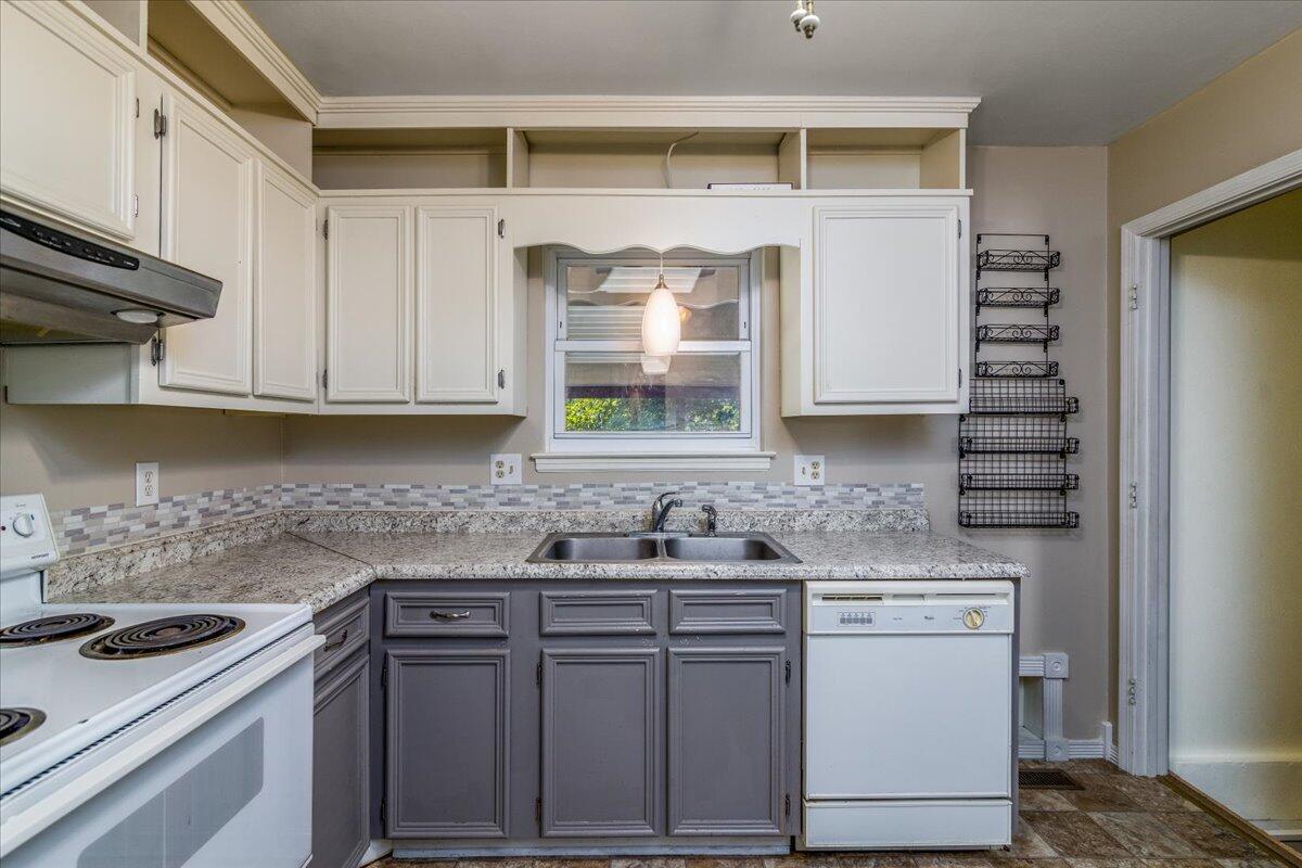 8358 Robin Lynn Road Roanoke, VA 24019 - Photo 9 of 21 11-11-8358 Robyn Lynn Rd.-9596-Edit