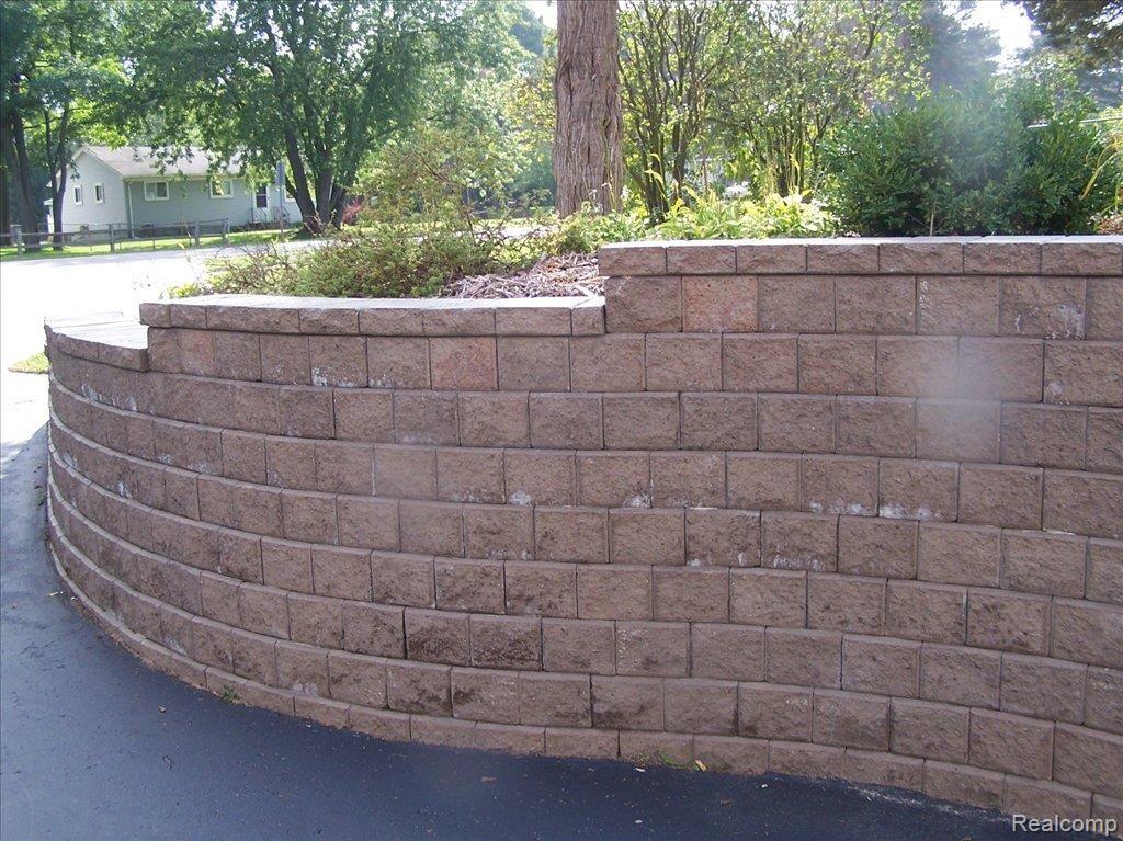 5140 Maybee Road Clarkston, MI 48346 - Photo 6 of 25 Brick Edging