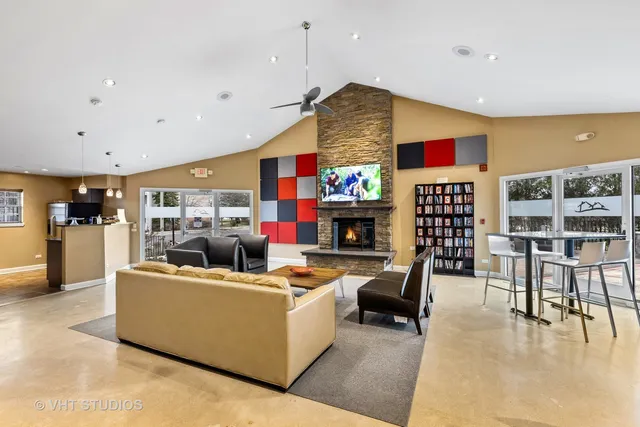 $1,867 | 102 Aster Drive, Unit 2121, Schaumburg, IL 60173