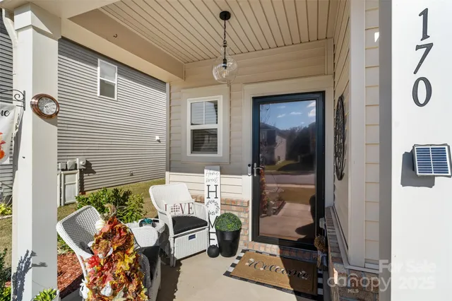 a view of entryway and livingroom