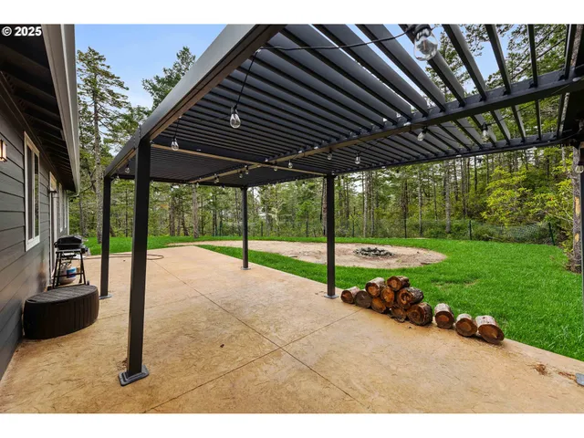 a view of a backyard