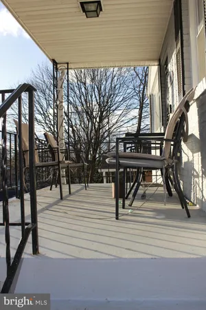 a view of entryway and street