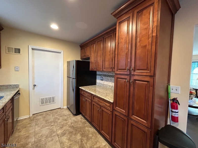 71 Dukes Road Rahway, NJ 07065 - Photo 3 of 18