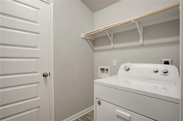 a view of a backyard with tub