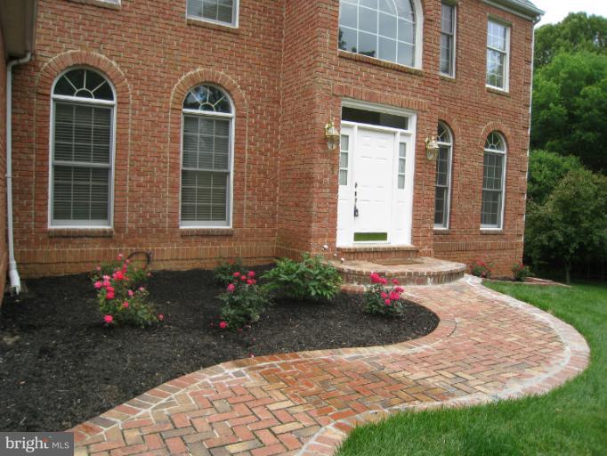 10118 Colvin Run Road Great Falls, VA 22066 - Photo 8 of 26 a view of a house with a yard