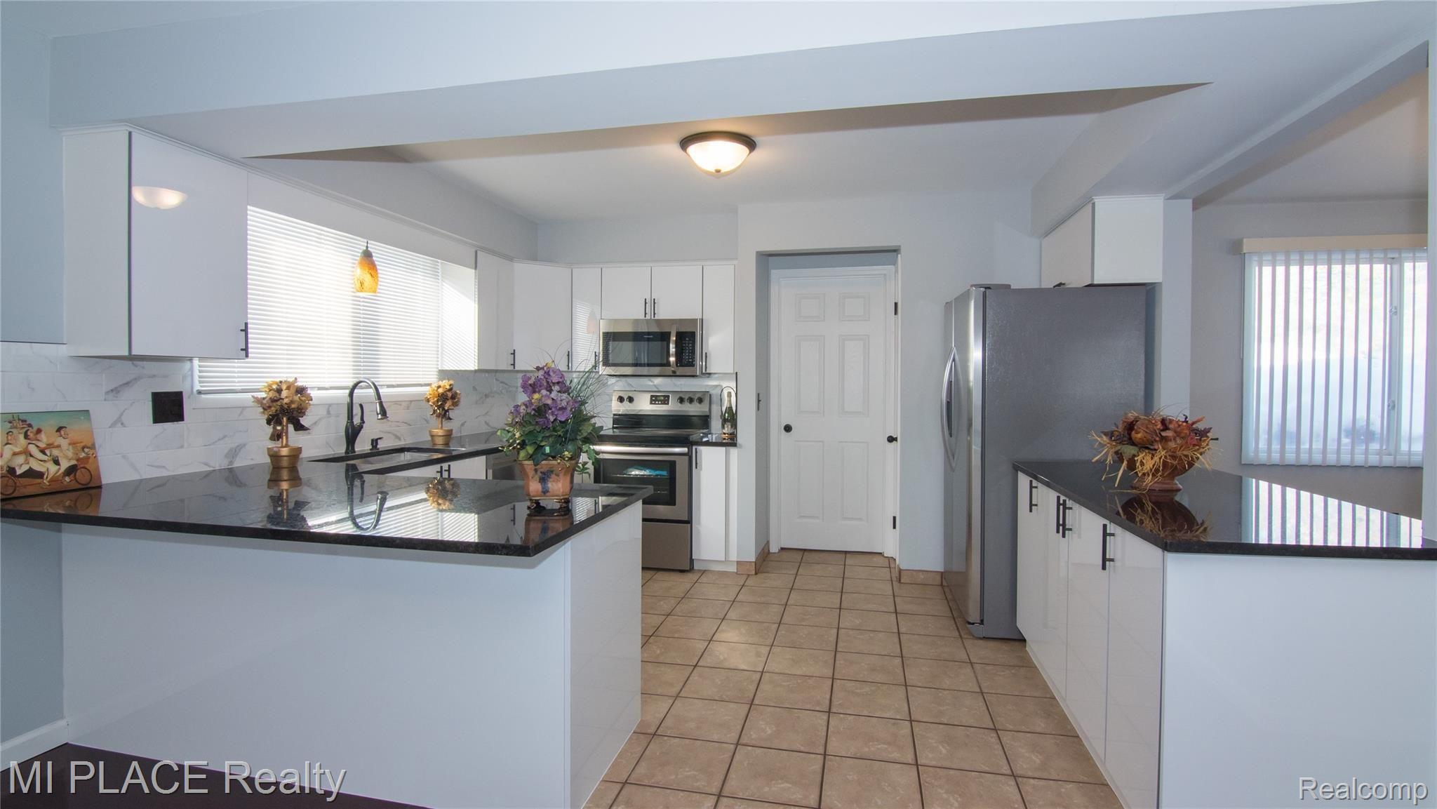 17111 Westhampton Road Southfield, MI 48075 - Photo 22 of 43 Tour#001--17111 Westhampton Rd, Southfield, MI8.jpg
