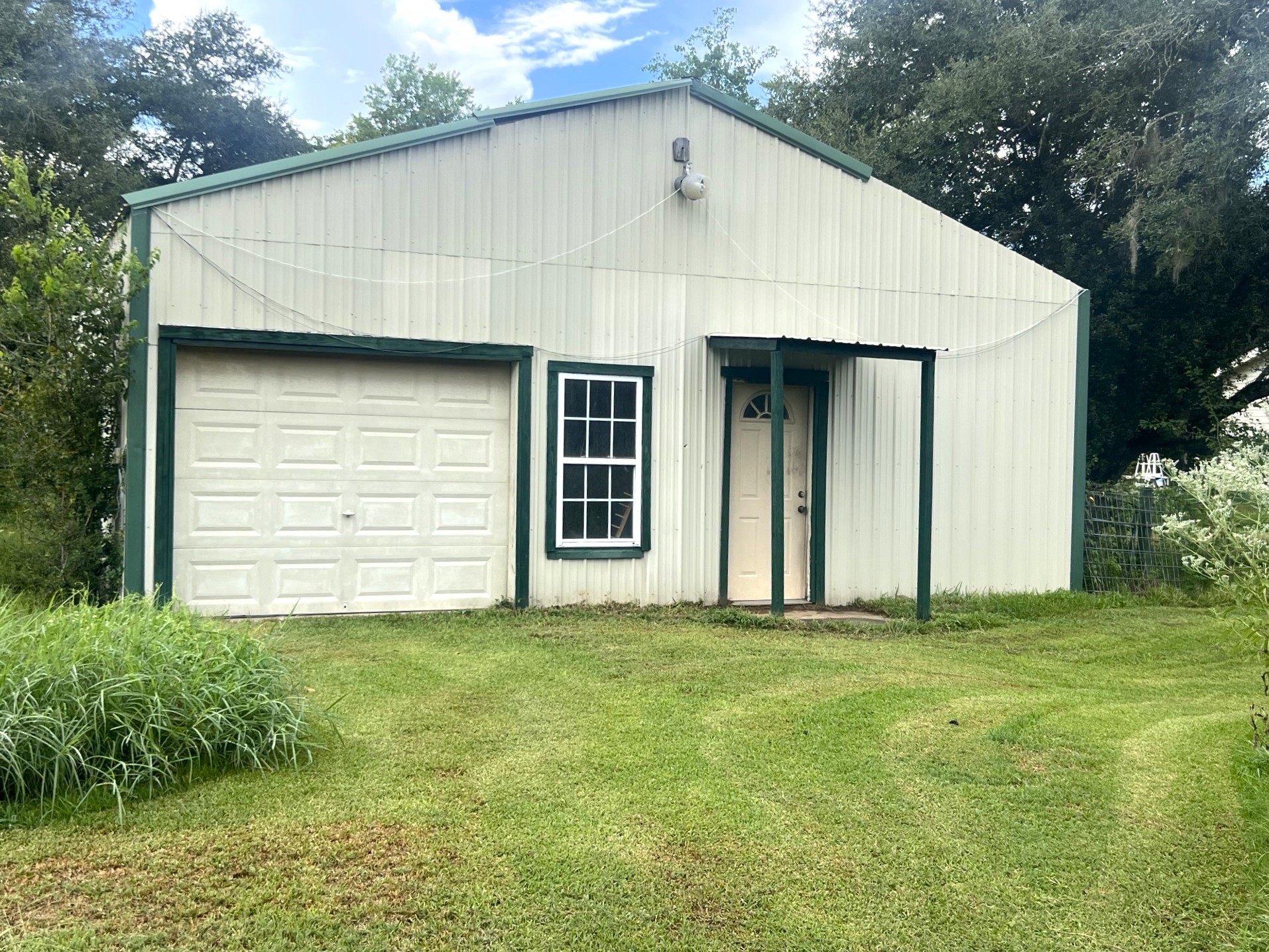 20218 Oak Forest Road Damon, TX 77430 - Photo 7 of 17 Workshop with living quarters inside in addition to the guest apartment