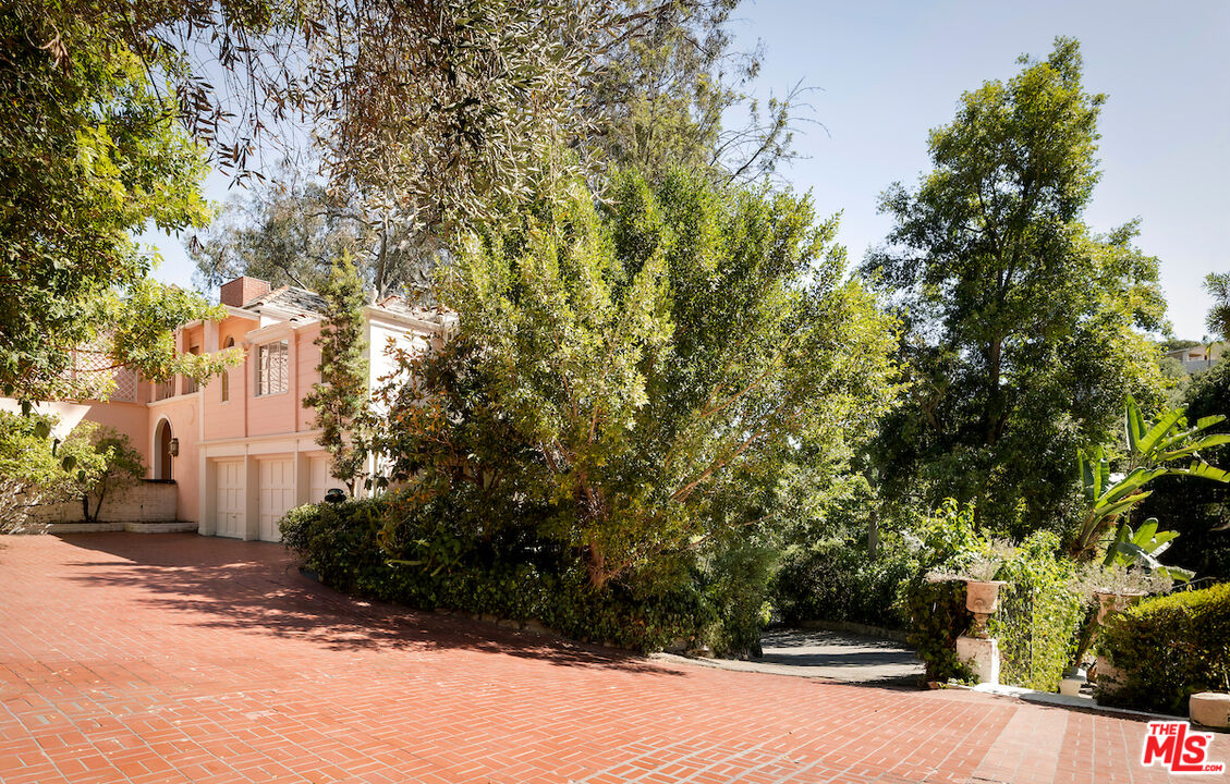 10934 Bellagio Road Los Angeles, CA 90077 - Photo 13 of 52 a view of a yard with plants and trees