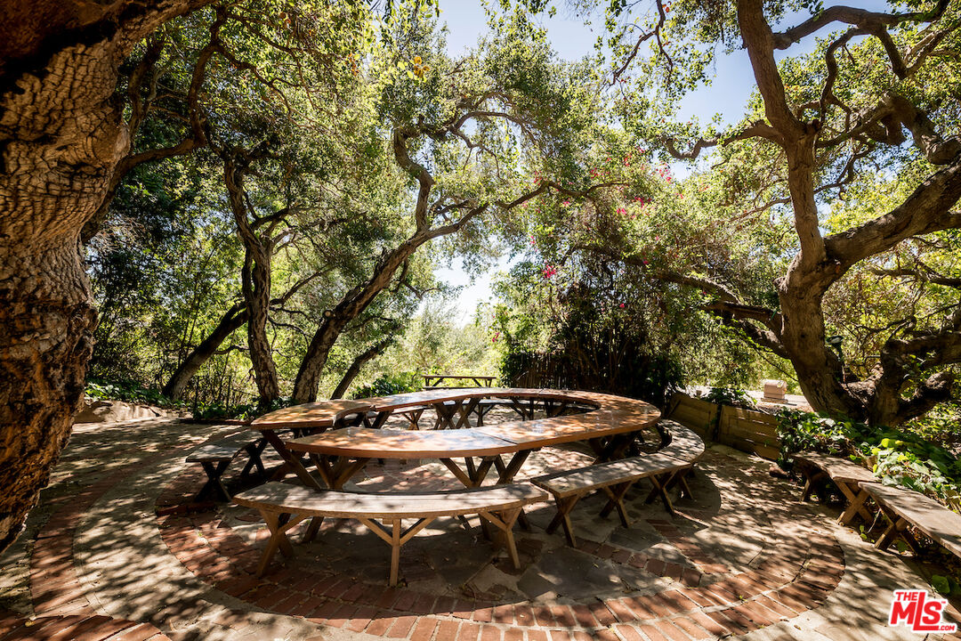10934 Bellagio Road Los Angeles, CA 90077 - Photo 49 of 52 a backyard of a house with table and chairs