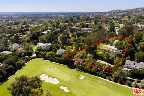 a view of a large yard with lots of green space
