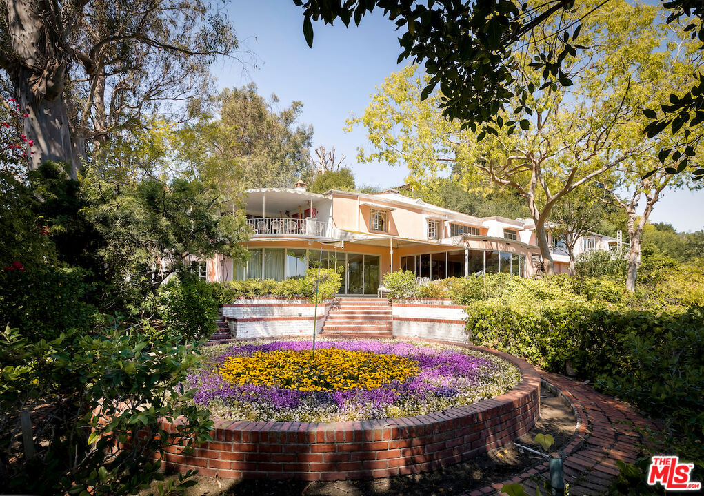 10934 Bellagio Road Los Angeles, CA 90077 - Photo 10 of 52 a front view of a house with garden