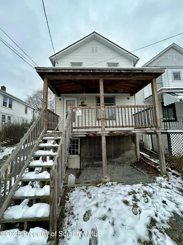 a view of entryway with a front door