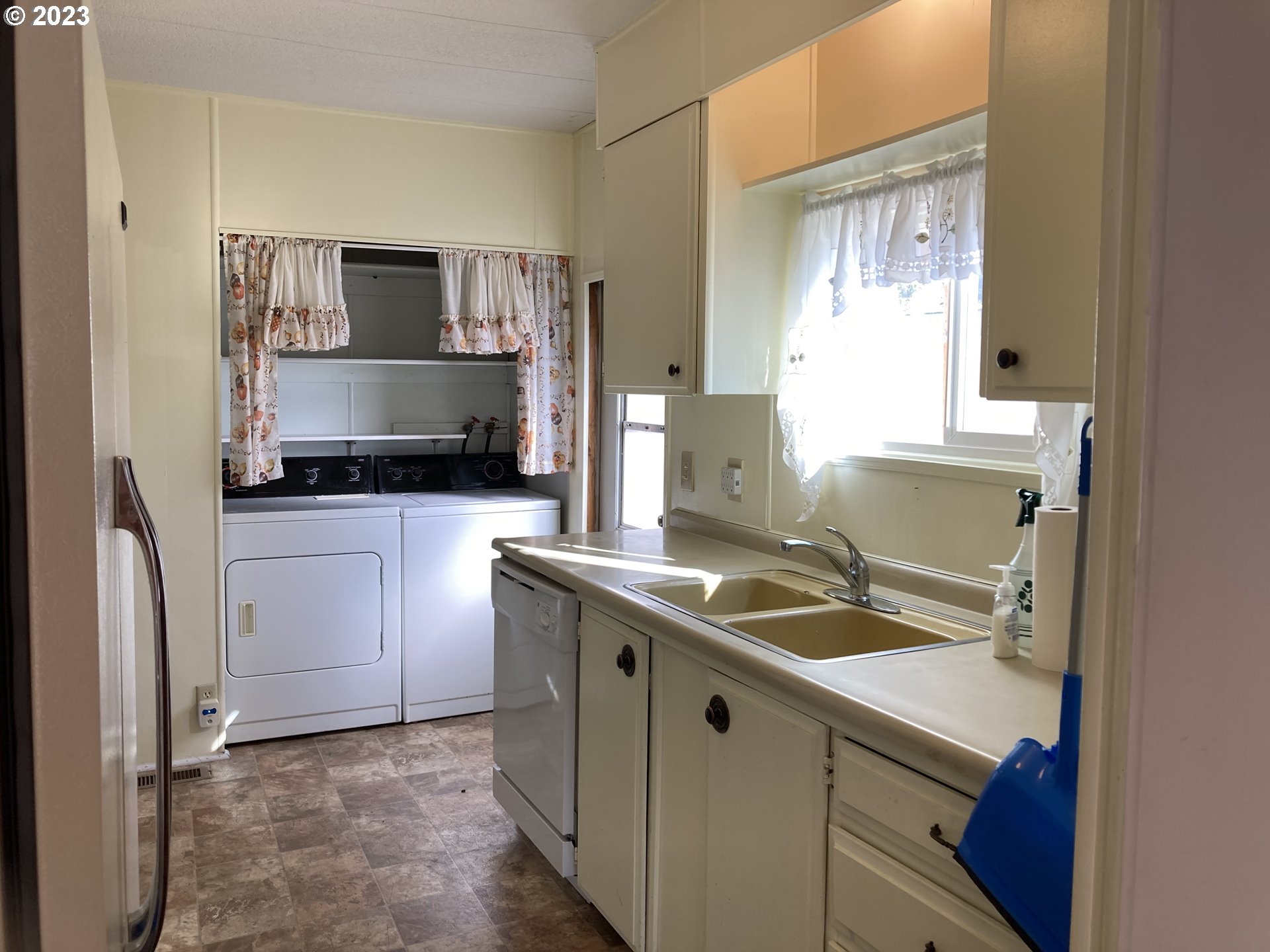 205 South 54th Street, Unit 7 Springfield, OR 97478 - Photo 13 of 32 a kitchen with a sink stove and microwave