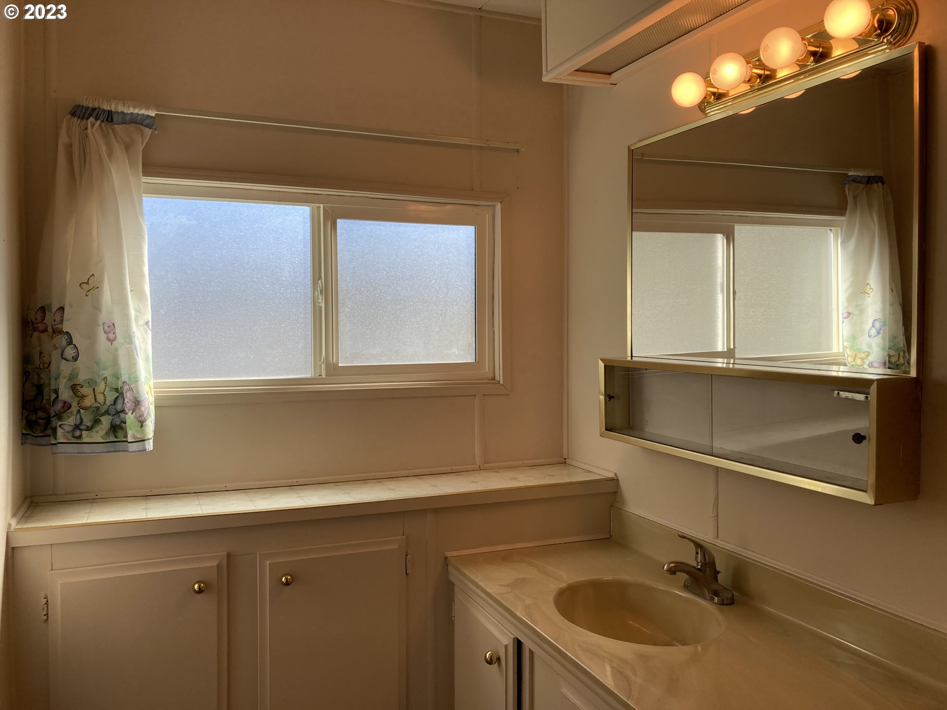 205 South 54th Street, Unit 7 Springfield, OR 97478 - Photo 17 of 32 a bathroom with a sink a toilet and a mirror