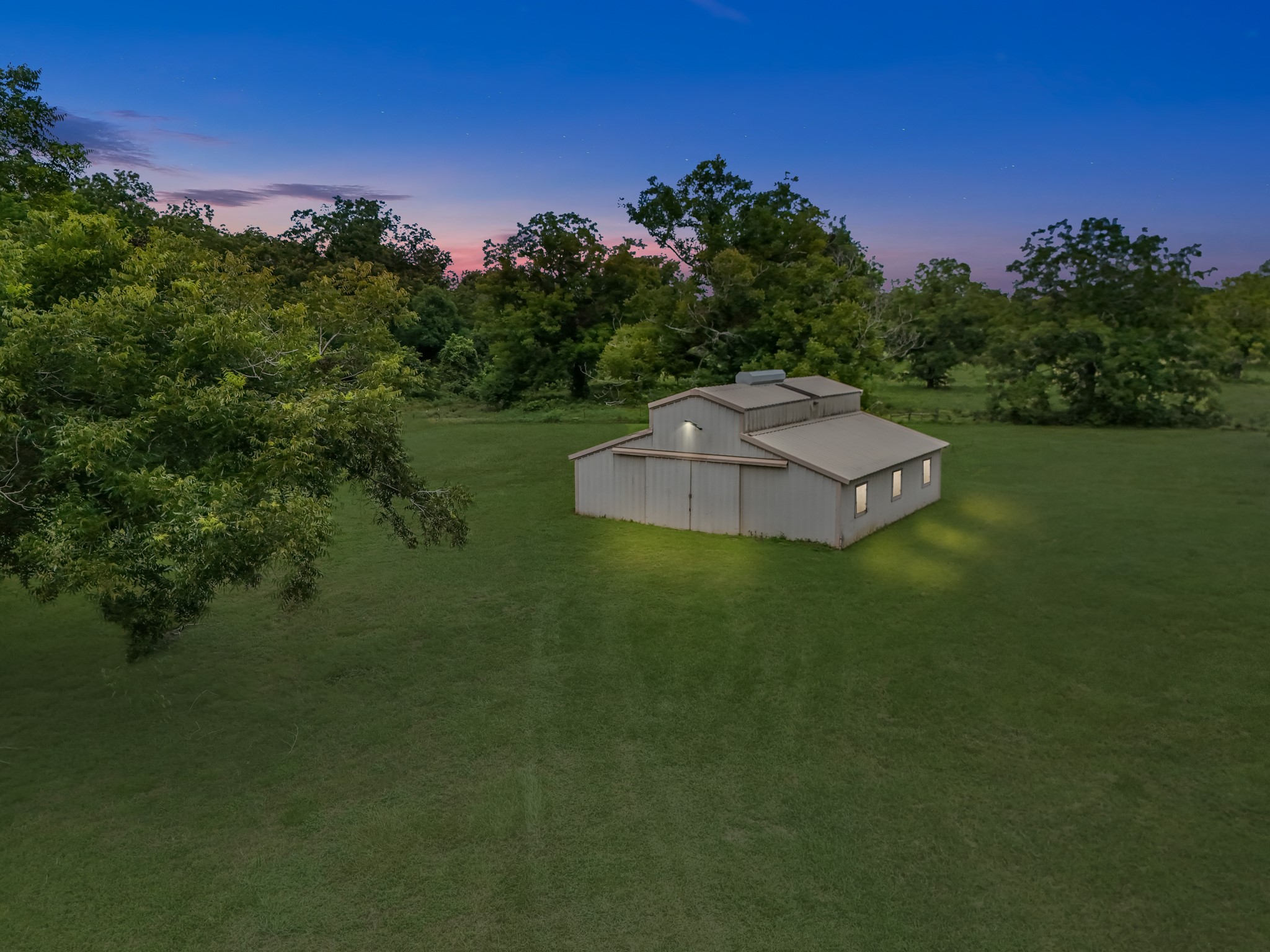 17126 County Road 39 Rosharon, TX 77583 - Photo 17 of 47 Twilight view of the barn