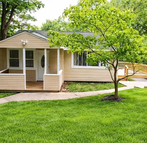 a view of a house with a yard