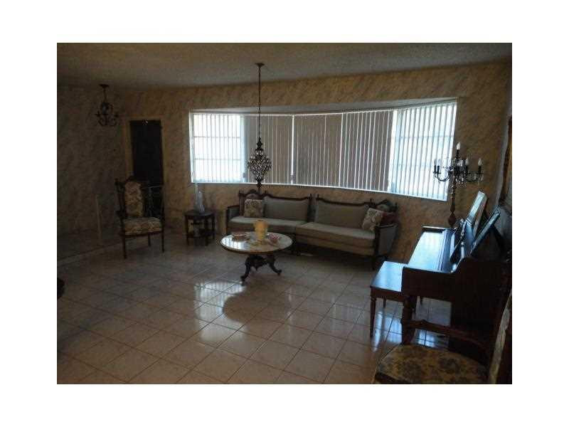 5400 West Park Road Hollywood, FL 33021 - Photo 7 of 11 Living Room