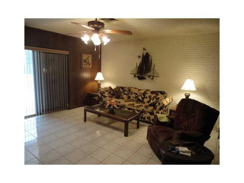 5400 West Park Road Hollywood, FL 33021 - Photo 8 of 11 Den/Family/Great Room