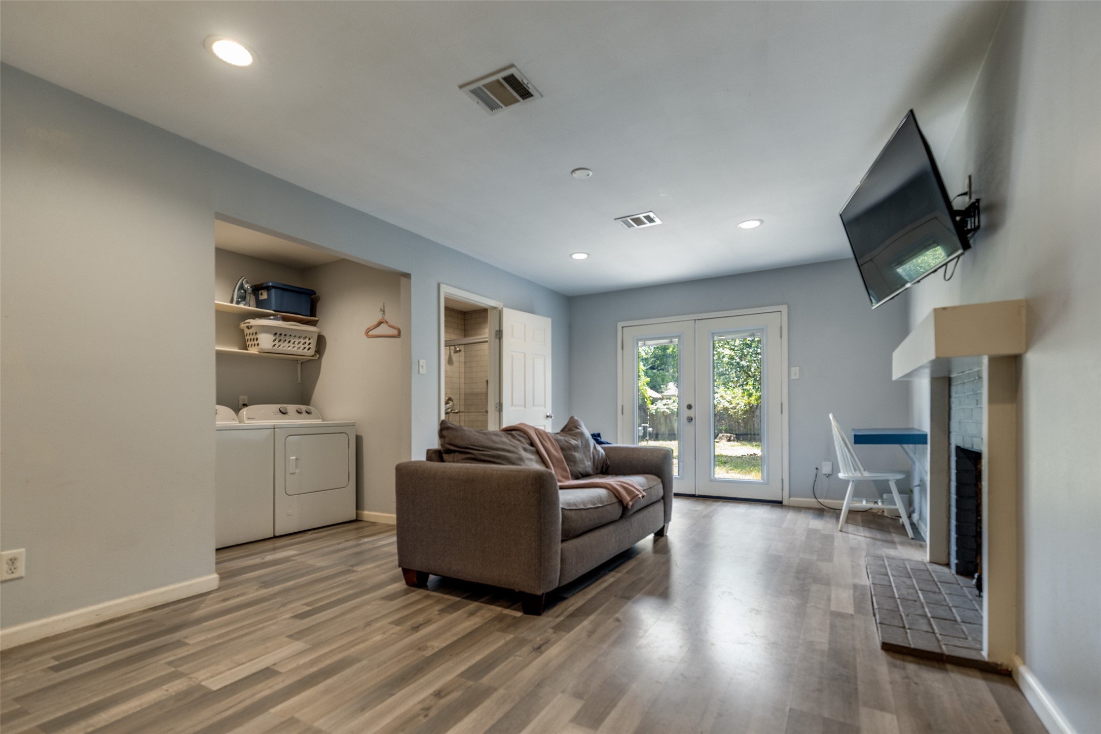 2007 Hewitt Drive Houston, TX 77018 - Photo 11 of 25 a living room with furniture and a flat screen tv