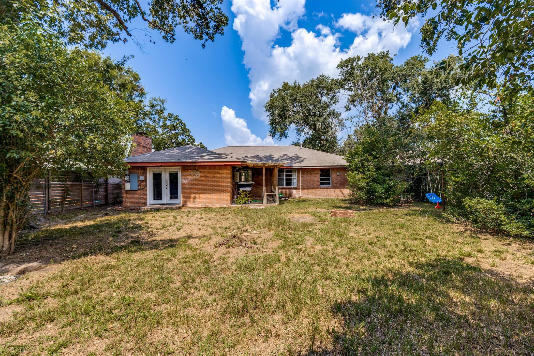 2007 Hewitt Drive Houston, TX 77018 - Photo 24 of 25 a front view of a house with a garden