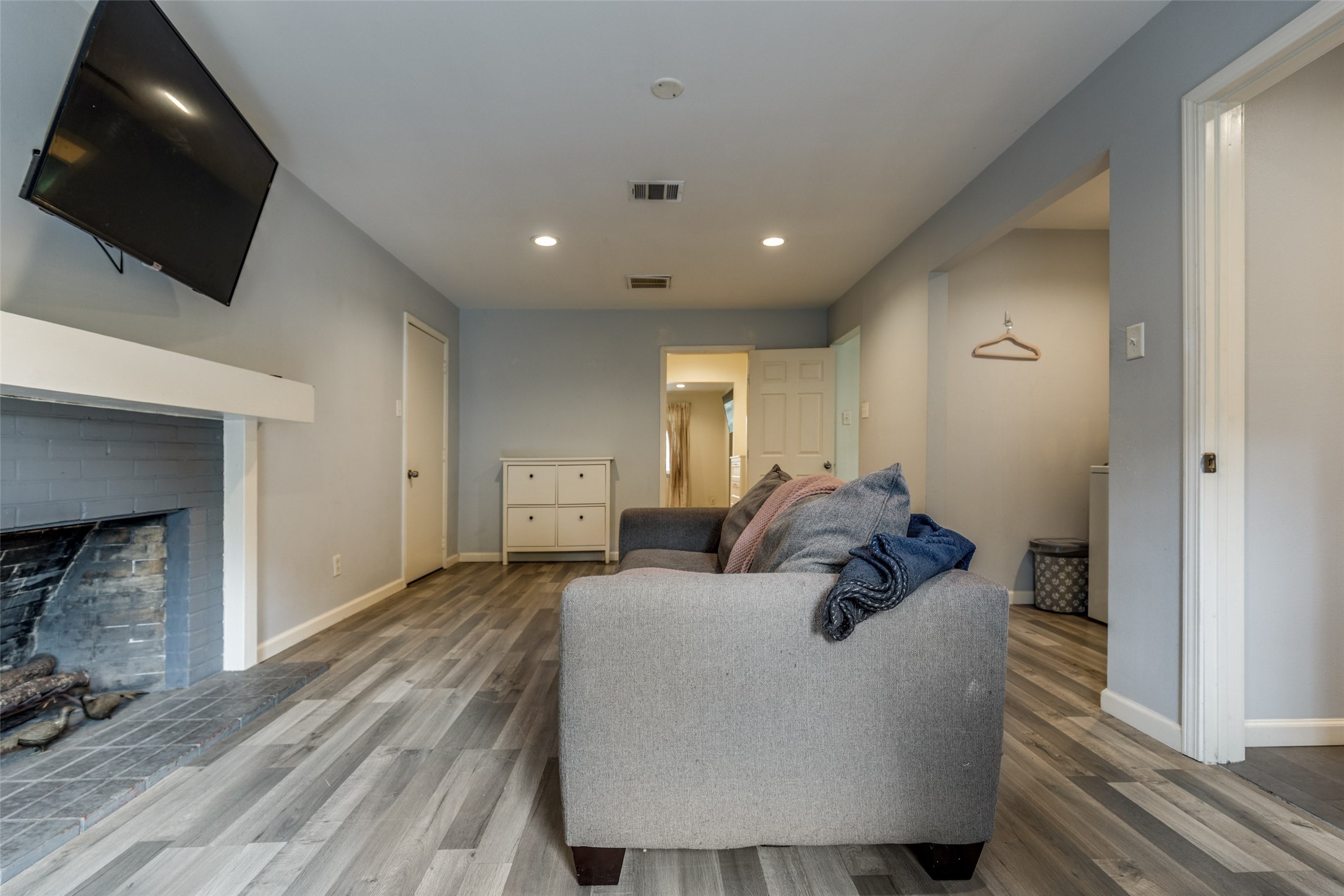 2007 Hewitt Drive Houston, TX 77018 - Photo 10 of 25 a living room with furniture and a flat screen tv