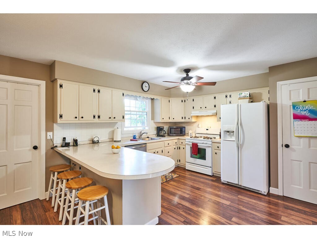 3345 Edington Road Akron, OH 44333 - Photo 7 of 27 Kitchen with newer flooring