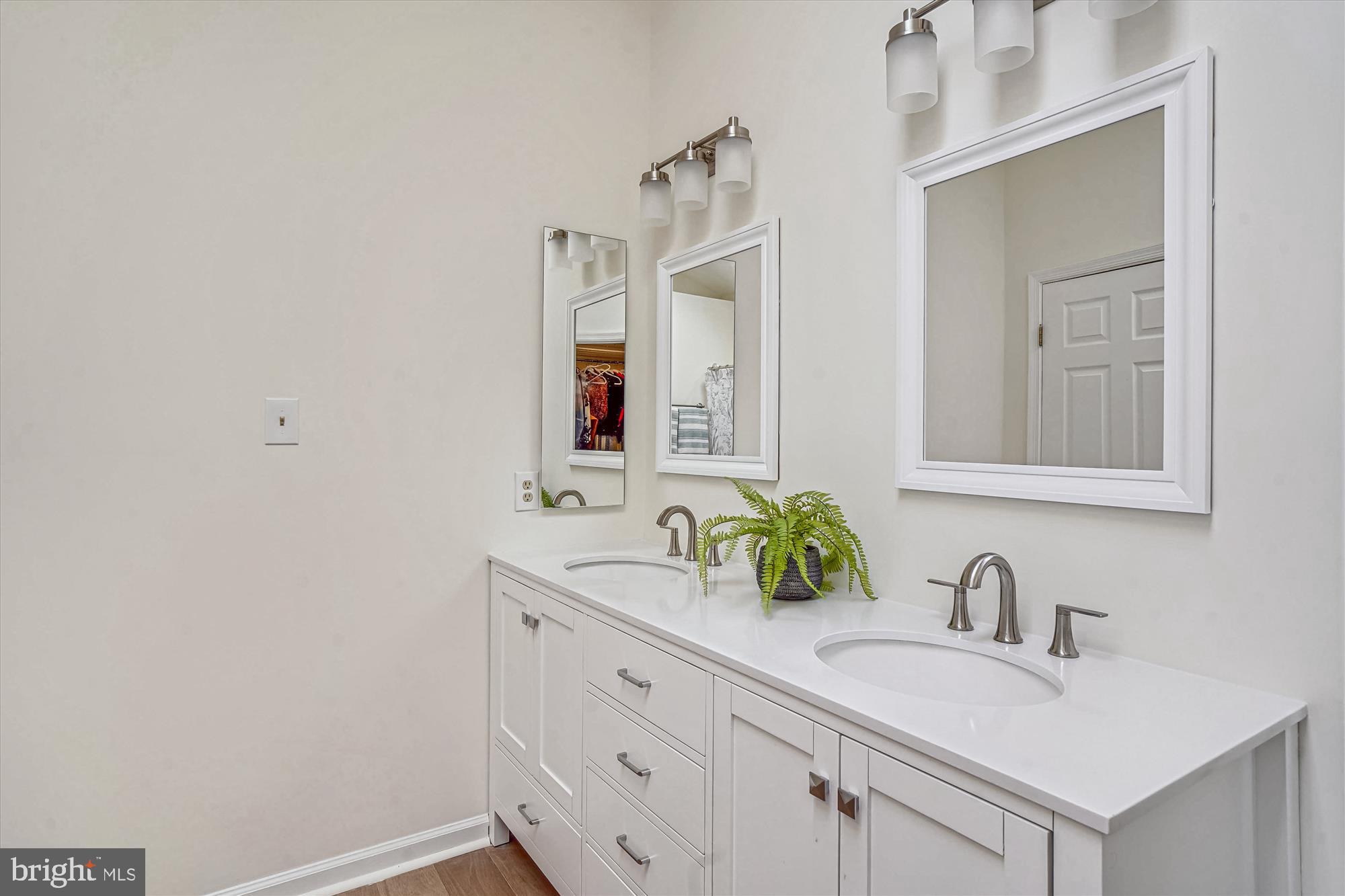 16901 Hoskinson Road Poolesville, MD 20837 - Photo 31 of 71 Primary Bath