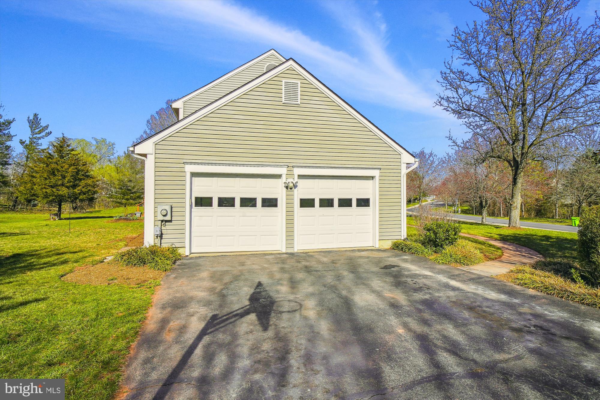 16901 Hoskinson Road Poolesville, MD 20837 - Photo 63 of 71 Side entry garage