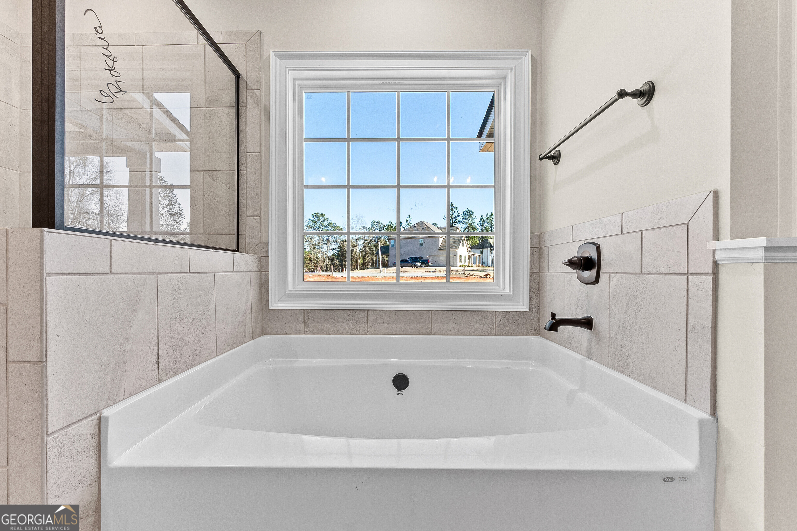 310 Air View Drive Warner Robins, GA 31093 - Photo 41 of 66 a bathroom with a bathtub