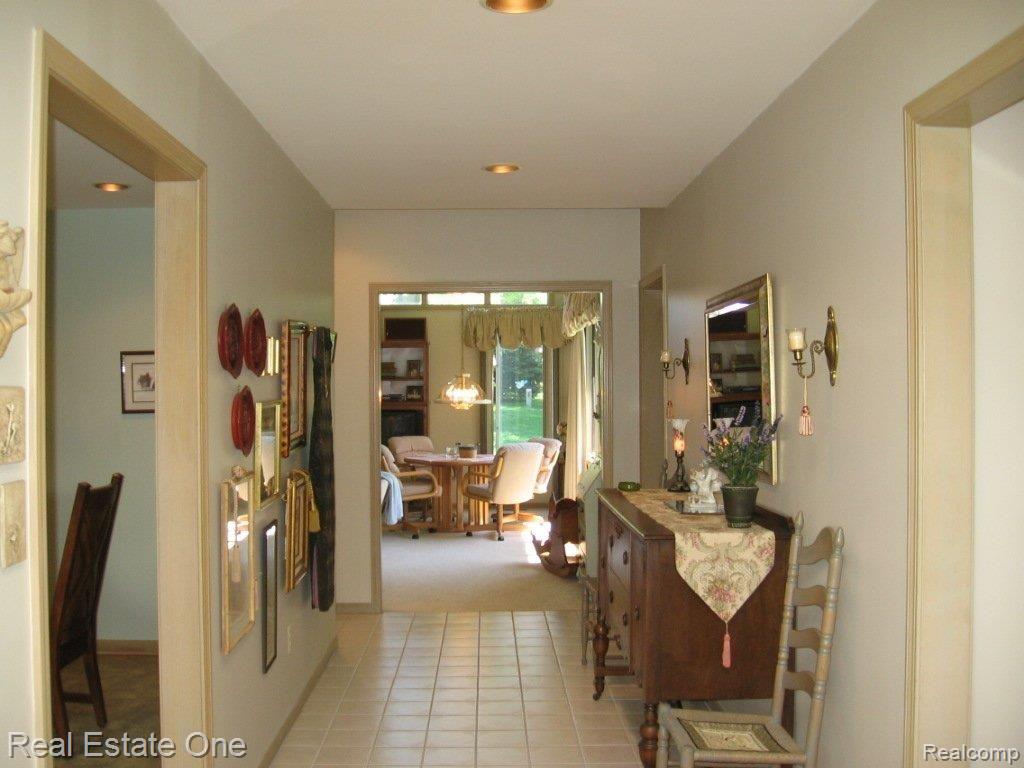 2099 Hamlin Court Rochester, MI 48307 - Photo 10 of 19 Foyer