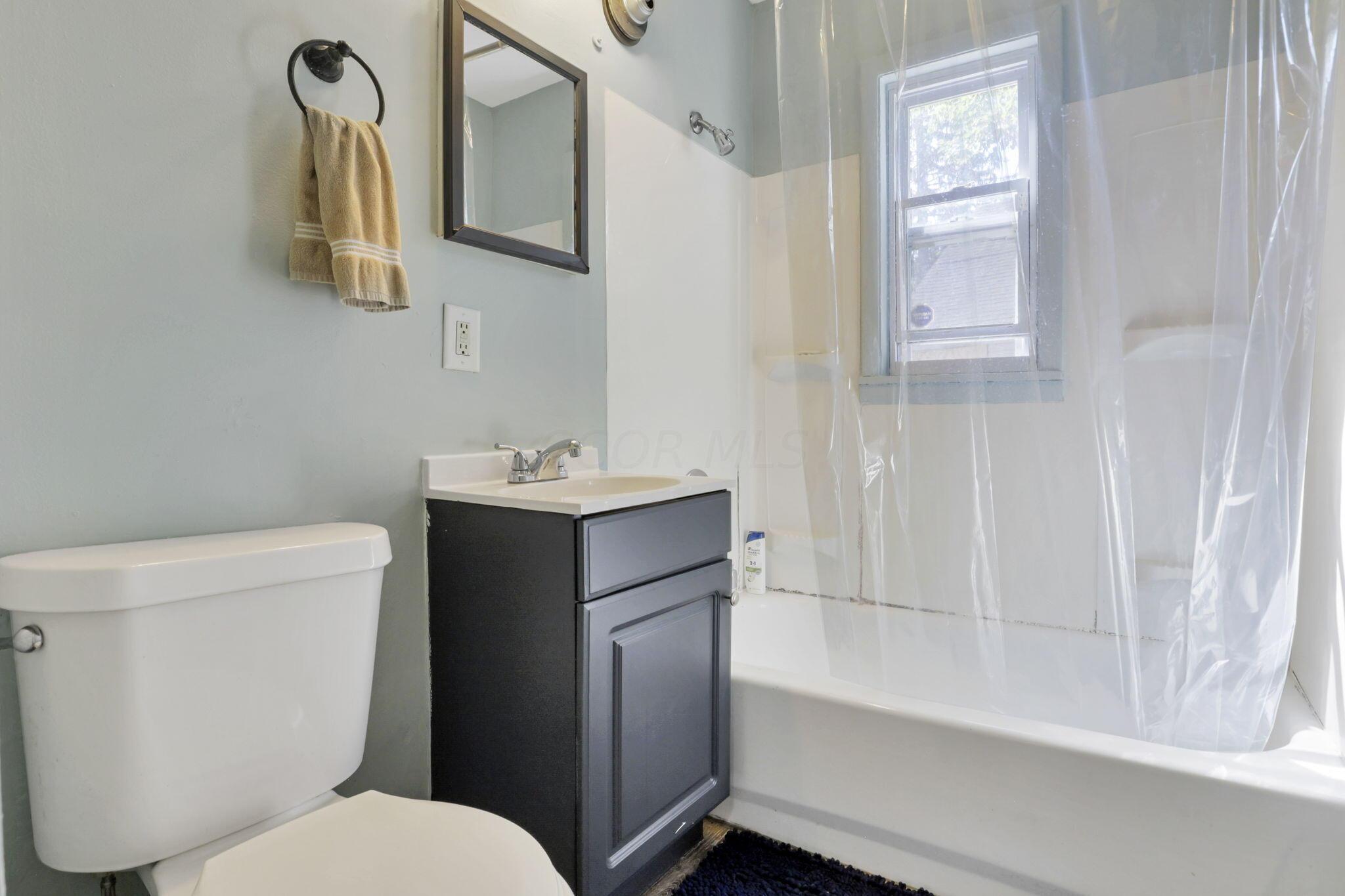 2287 Delbert Road Columbus, OH 43211 - Photo 17 of 31 Bathroom