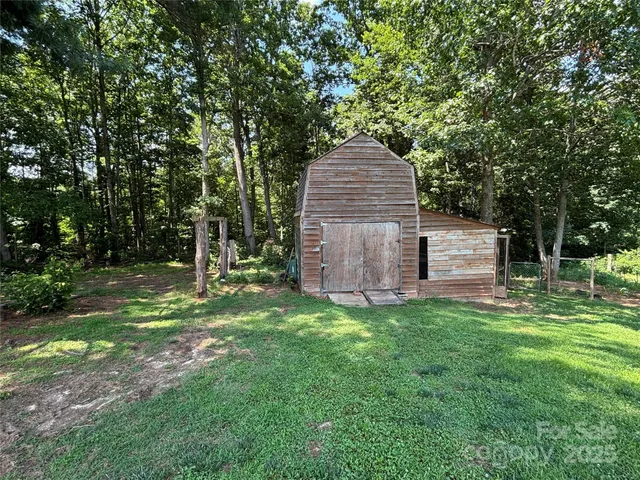a view of a back yard of the house
