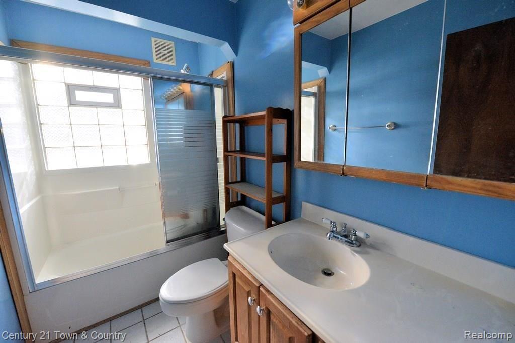 2713 South Rochester Road Royal Oak, MI 48073 - Photo 8 of 21 Bathroom