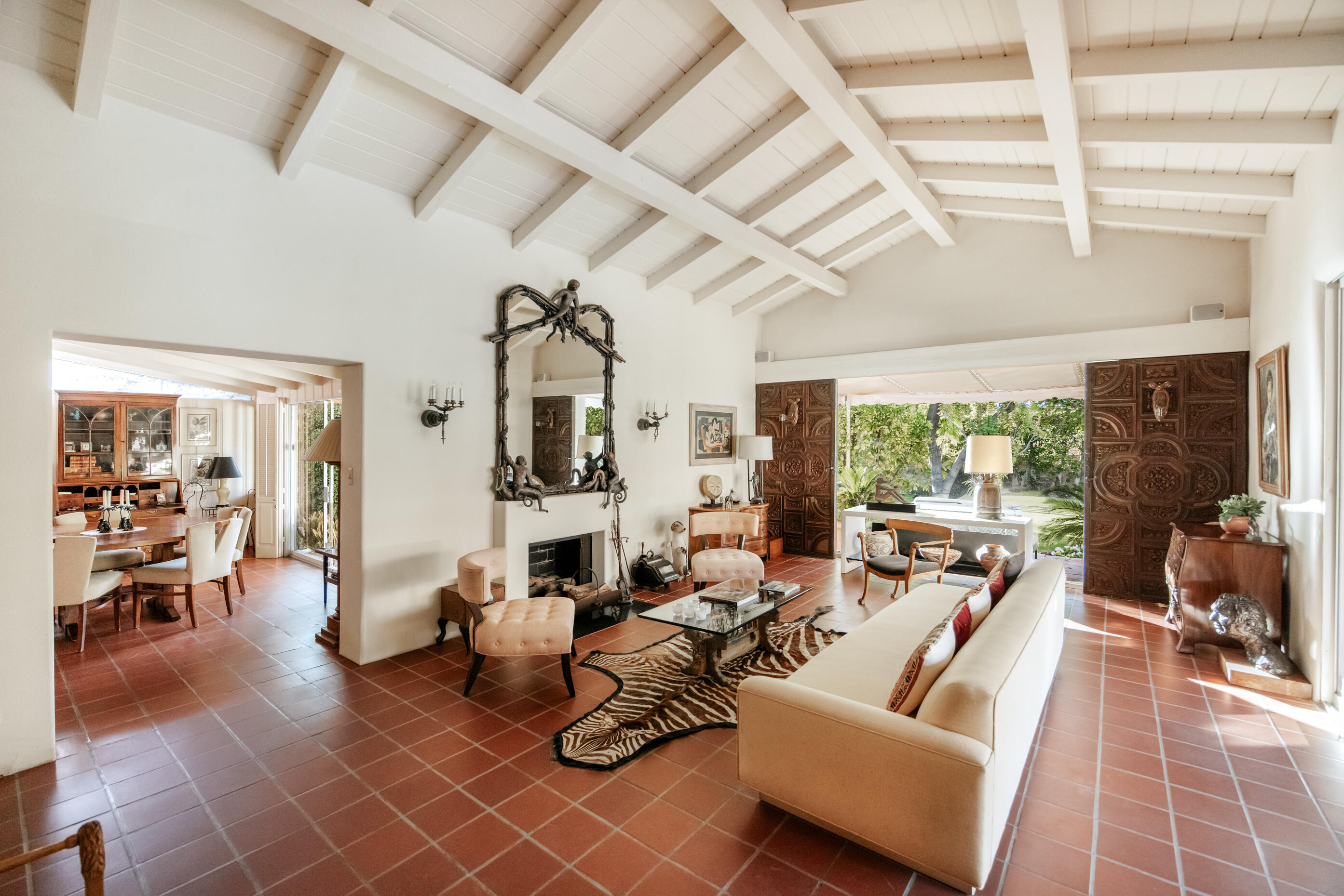 1050 North Cahuilla Road Palm Springs, CA 92262 - Photo 6 of 32 a living room with furniture