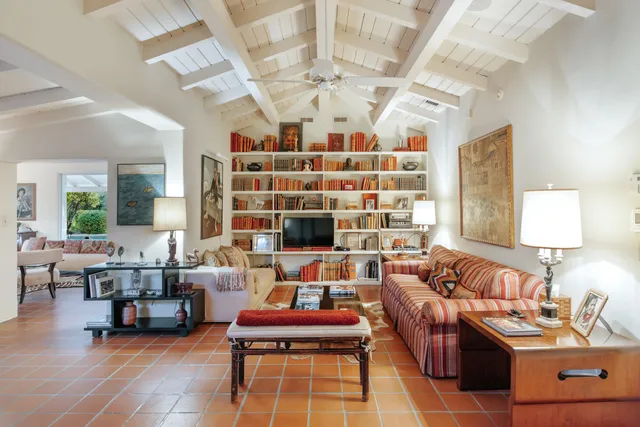 a view of an outdoor space