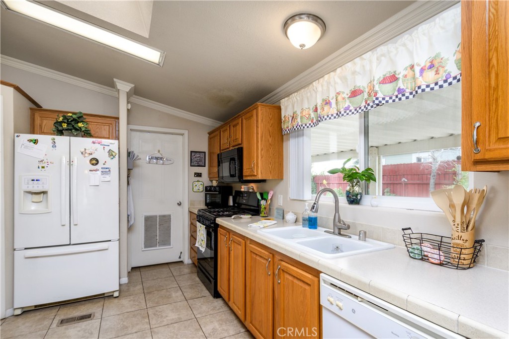 802 Roadrunner Way Perris, CA 92570 - Photo 9 of 28